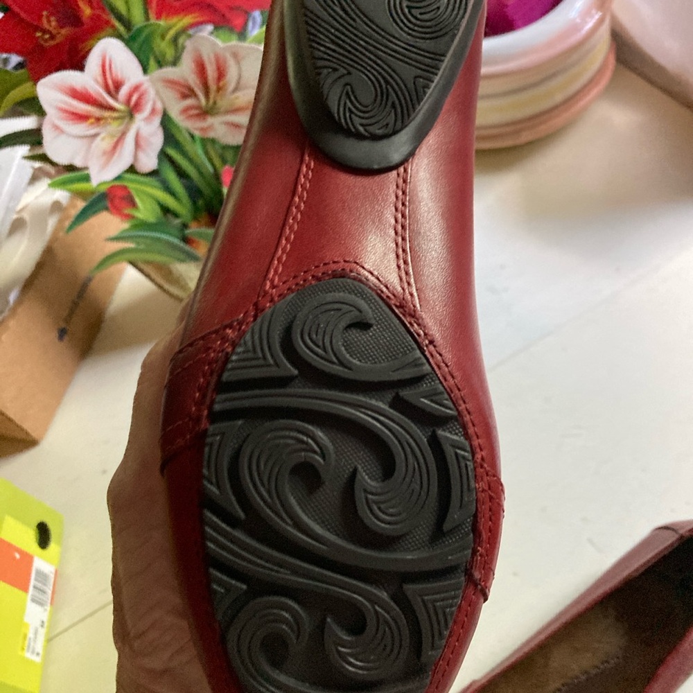BareTraps Red Flats with Textured Design - Picture 3 of 4